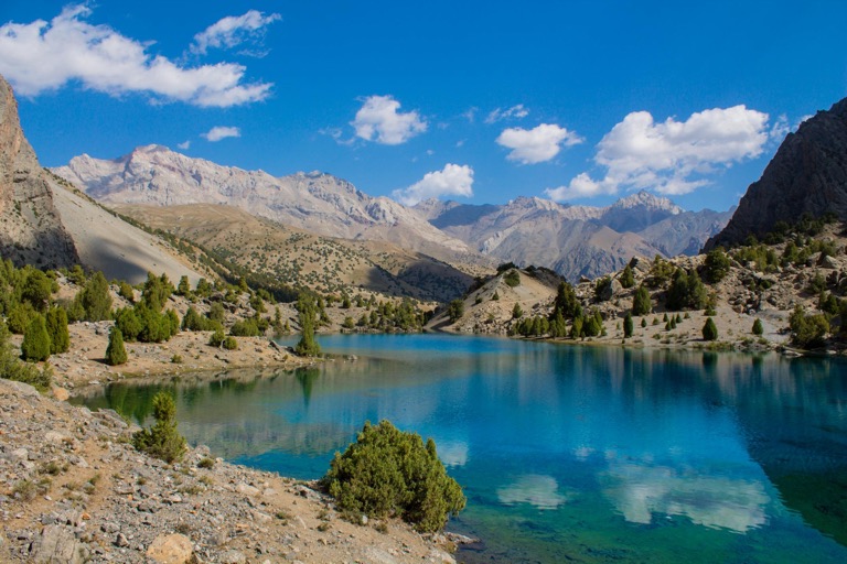 Панорама озера и горного хребта