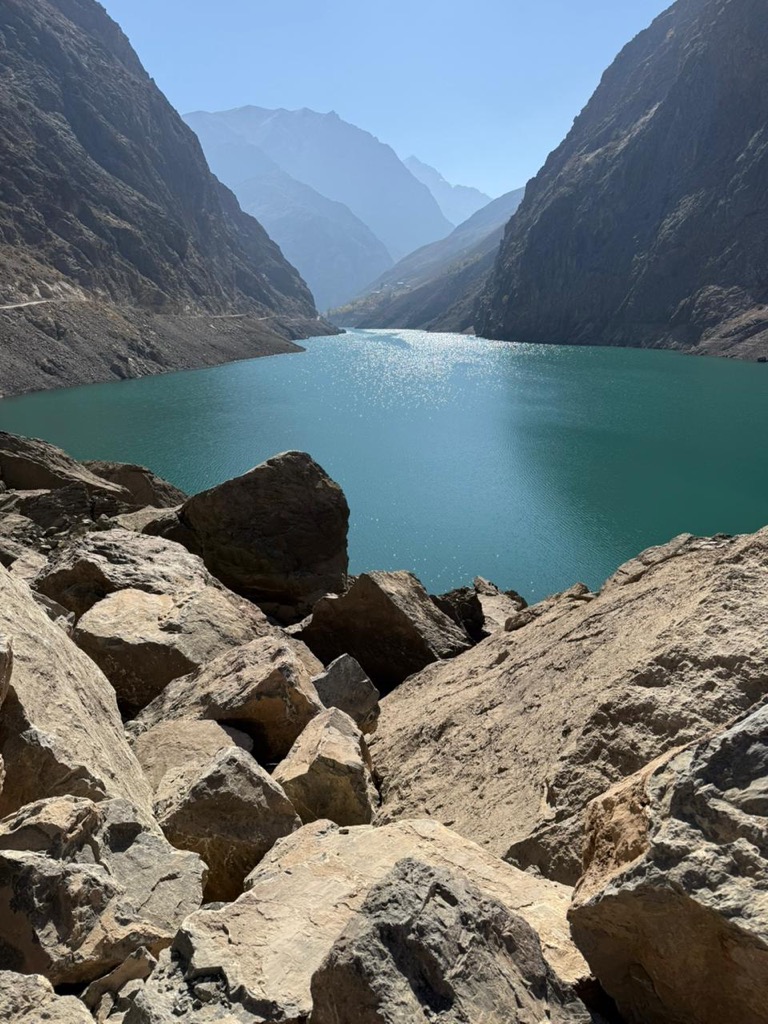 Берег озера и горная дорога